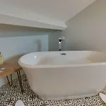 Dom wakacyjny Nook By Maison Parfaite - Luxury With Hot Tub *